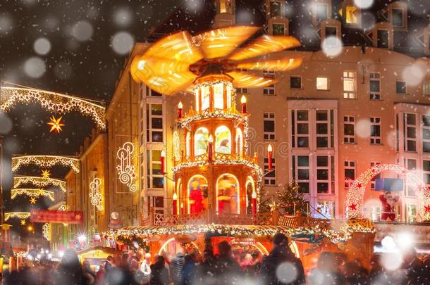 圣诞节大街在夜采用德累斯顿,德国