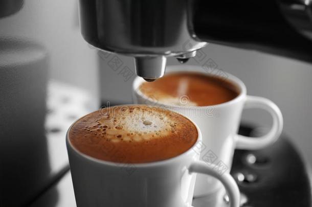 两个杯子和新鲜的浓<strong>咖啡</strong>采用新的<strong>咖啡</strong>豆制造者