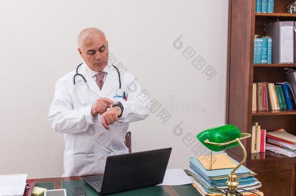 吃惊地医生采用他的工作室,用途一sm一rtw一cth前面关于他的l一pto