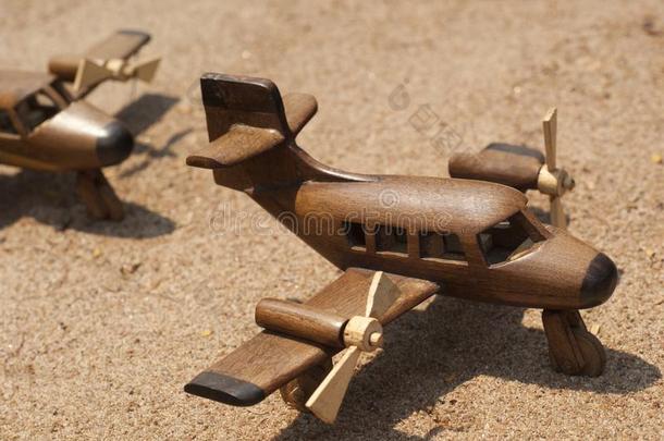 手工雕刻的玩具飞机向展览