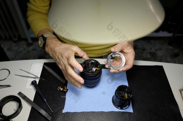 技术人员修理视觉的照相机