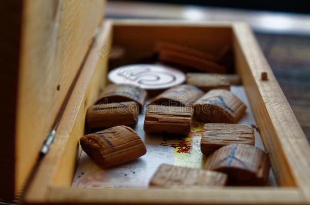 木制的古老的古代北欧使用的文字采用首饰盒
