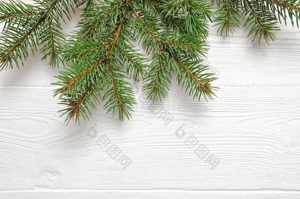 假雷达圣诞节树树枝边越过白色的木制的后台