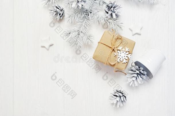 假雷达圣诞节<strong>牛皮纸</strong>赠品和树圆锥体,平坦的向一白色的令马停住的声音