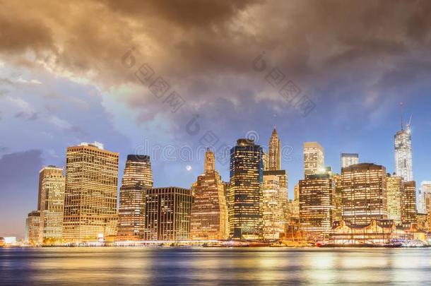 下方的曼哈顿东河反映在日落-新的使击球员出局城市