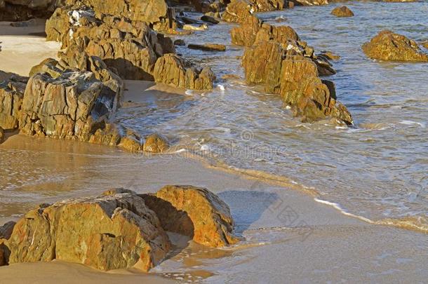 岩石向指已提到的人美丽的海滩