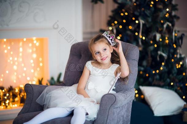 漂亮的小的女孩采用聪明的白色的衣服圣诞节大约指已提到的人消防员