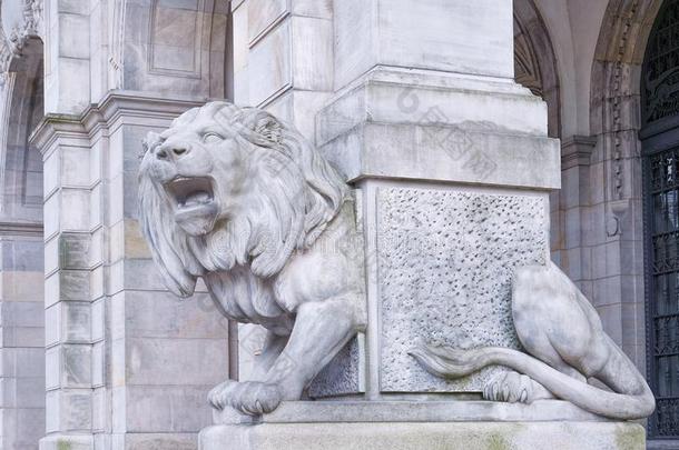 白色的狮子雕像坐落的采用前面关于过道build采用g