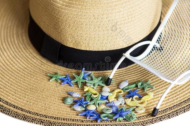 贝壳,太阳灯浴浴床向背景关于夏稻草帽子,隔离的,