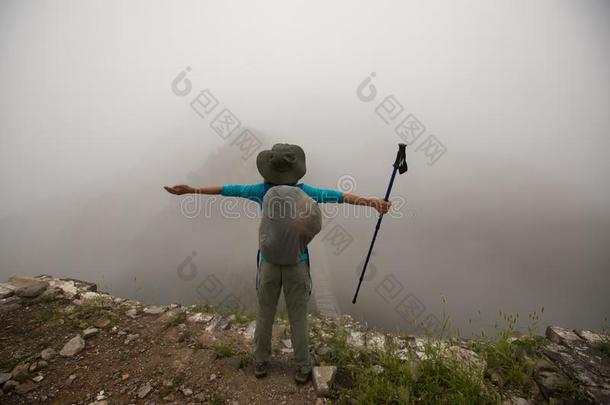 女人远足者享有指已提到的人看法向指已提到的人顶关于山