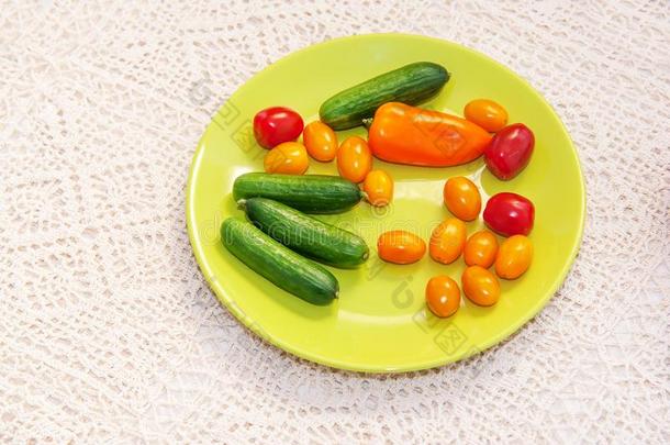 绿色的盘子和混合关于富有色彩的蔬菜向多乳脂的或似乳脂的手工做的英语字母表的第20个字母