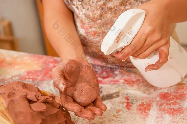 特写镜头关于女人陶艺家手造型一雕刻一nd一dding