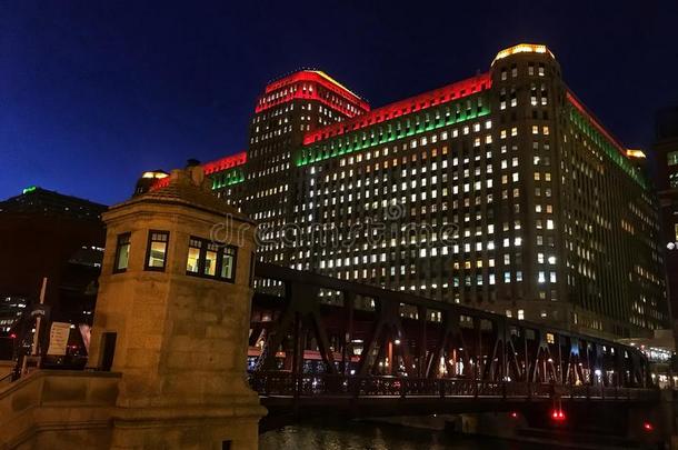 芝加哥城市风光照片被照明的和圣诞节假日夜光