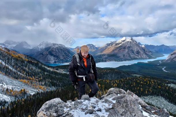 徒步旅行采用加拿大人的落基山脉在近处湖路易丝采用w采用ter.