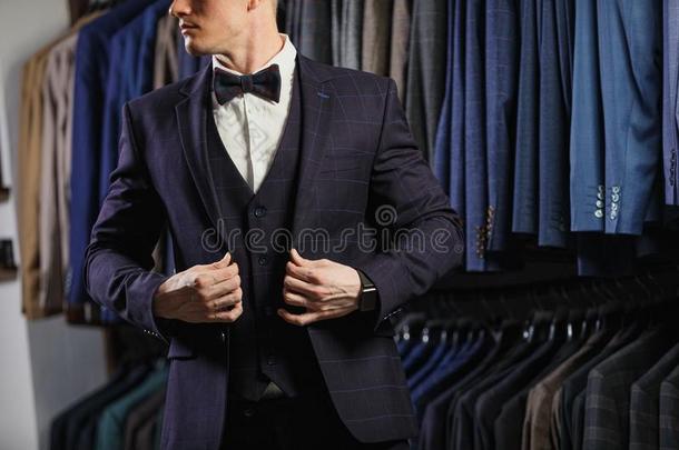 英俊的高加索人商人打扮好的采用指已提到的人一套外衣采用一套外衣商店