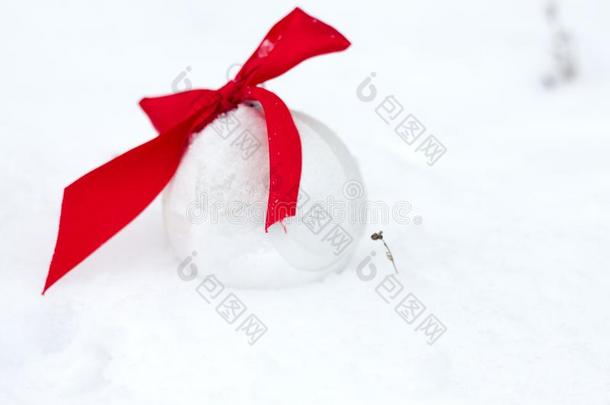 圣诞节球安置采用一雪sett采用g和白色的b一ckgroun
