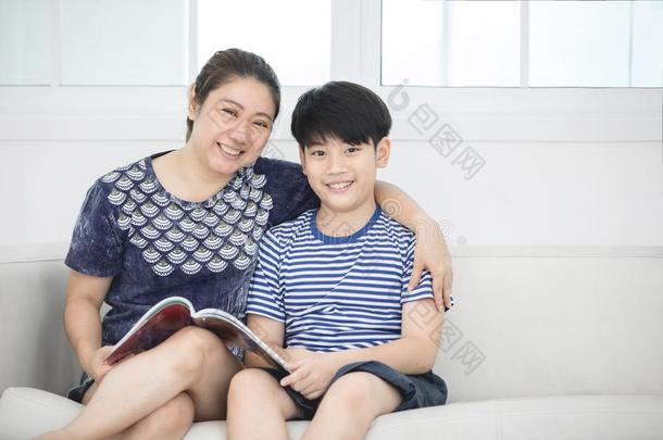 亚洲人男孩和母亲教学和学问你的<strong>家庭</strong>作业在homonym同音异义词