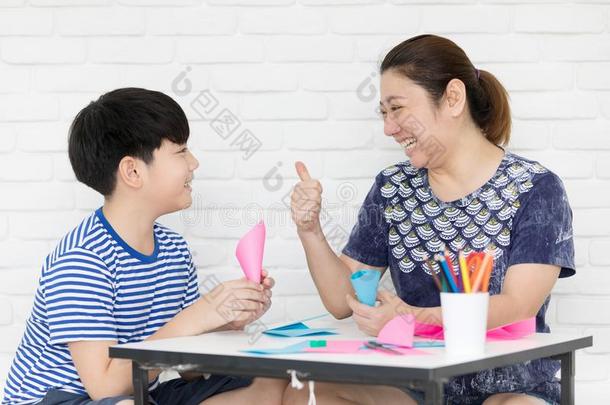 亚洲人男孩和母亲<strong>教学</strong>和学问你的家庭作业在homonym同音异义词