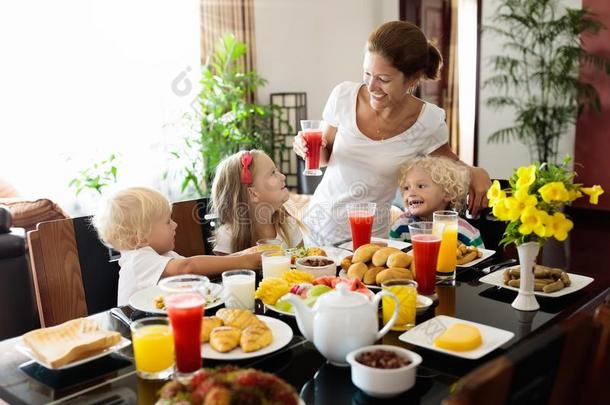 健康的家庭早餐为母亲和小孩.