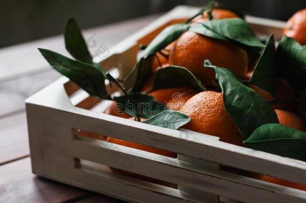 木制的盒关于新鲜的<strong>橘子</strong>和树叶向表