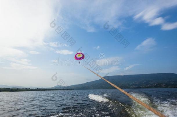 降落伞流畅的女人帆船运动湖