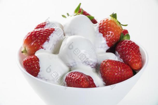 草莓<strong>和尚</strong>蒂伊采用白色的碗向白色的背景.