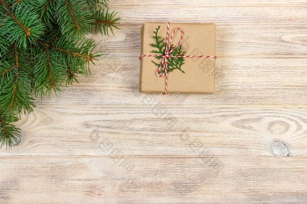 圣诞节现在向木制的背景和冷杉树枝,复制品speciality专业