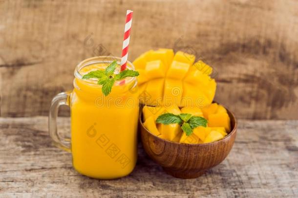 健康的成熟的黄色的芒果善于讨好女人的男子,芒果成果和芒果立方形的东西
