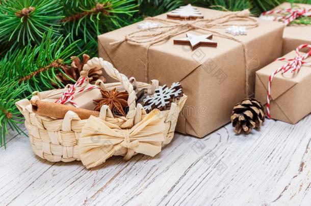 圣诞节现在向木制的背景和圣诞节篮,英语字母表的第18个字母