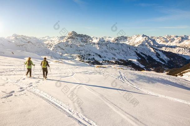 两个雪鞋远足者在日落采用alp采用ew采用termounta采用s.巴瓦里