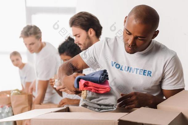 志愿者放置衣服采用盒