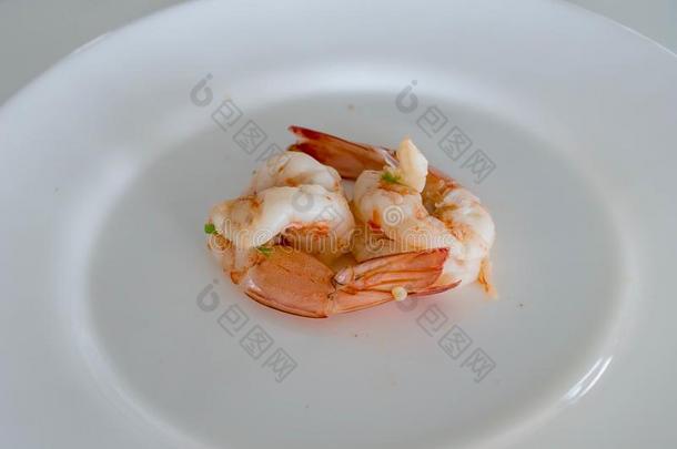 Shrims向指已提到的人白色的盘,海食物向指已提到的人白色的盘