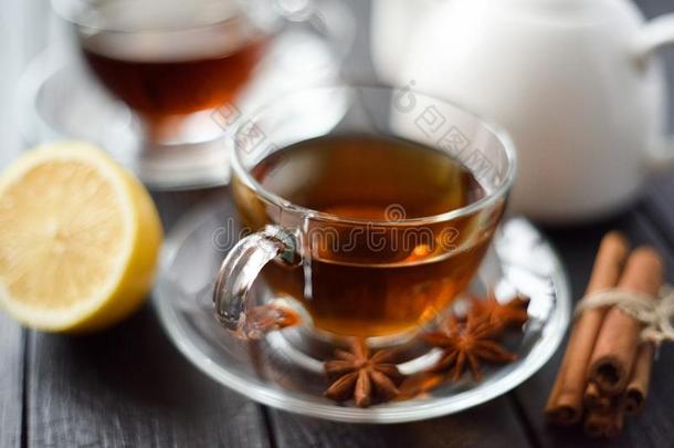 热的秋喝.黑的茶水serve的过去式和柠檬,樟属植物和星