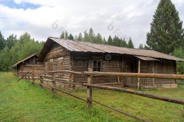 木制的村民住宅和栅栏.