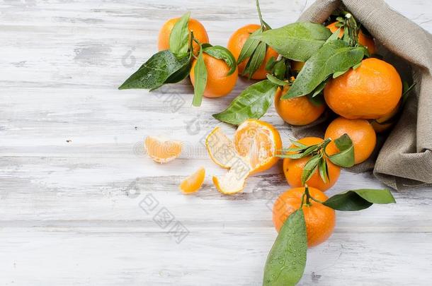 <strong>橘子</strong>克莱门氏小<strong>柑橘</strong>和树叶向一木制的t一ble.