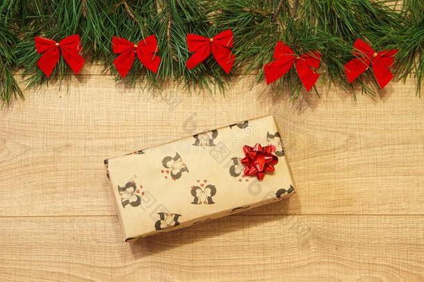 新的年/圣诞节礼物采用包装,树和红色的弓向指已提到的人