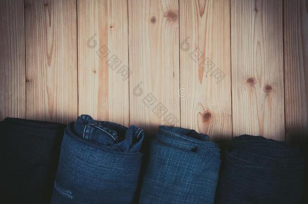 辗磨损的牛仔裤或蓝色牛仔裤斜纹粗棉布收集向粗糙的木制的