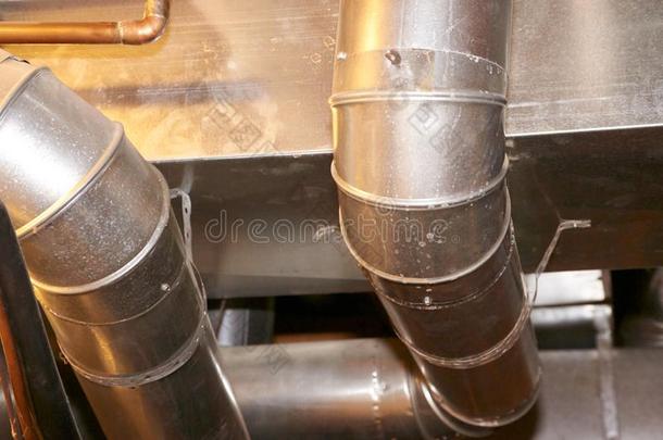 金属管使工作为暖气装置和天空条件作用.