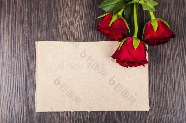 红色的玫瑰和卡片