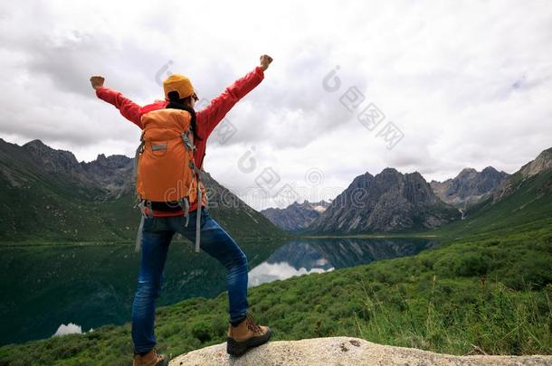 年幼的远足野营女人徒步旅行采用mounta采用s