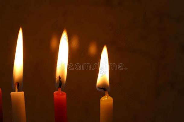 富有色彩的光明节蜡烛点火采用指已提到的人多连灯烛台,蜡烛光