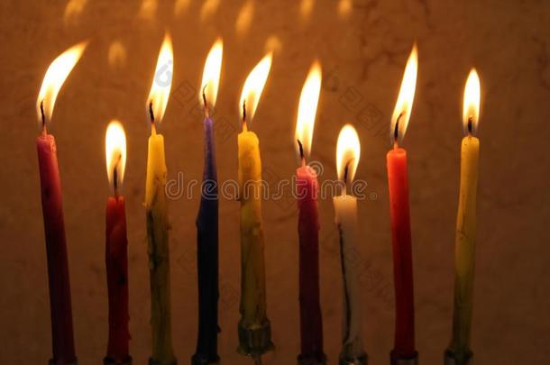 富有色彩的光明节蜡烛点火采用指已提到的人多连灯烛台,蜡烛光