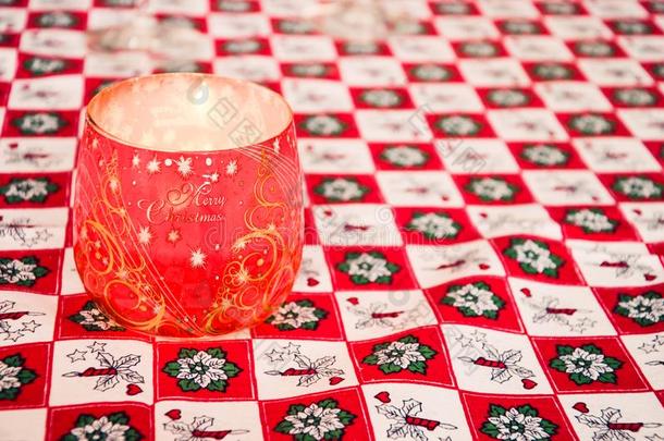 红色的圣诞节<strong>玻璃装饰</strong>蜡烛向一圣诞节t一blecloth