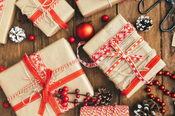 圣诞节赠品盒和装饰向木制的背景.愉快的英语字母表的第3个字母