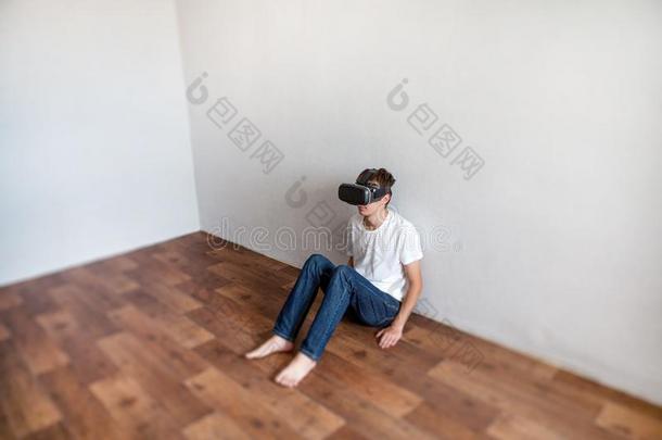 年幼的男人采用VirtualReality虚拟现实眼镜
