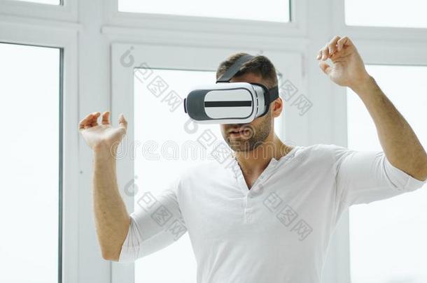 年幼的男人aux.用以构成完成式及完成式的不定式VirtualReality虚拟现实经验和实质上的现实戴在头上的耳机或听筒使用