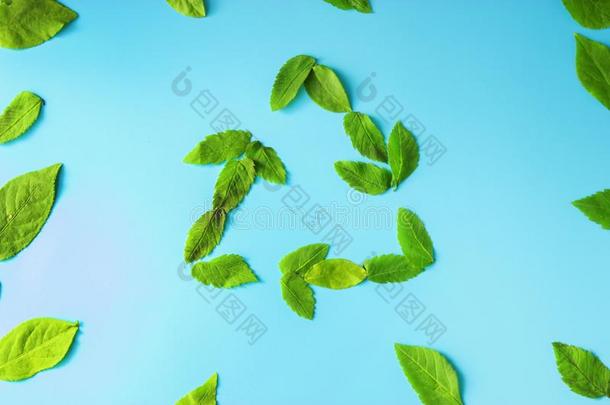 可回收利用符号和绿色的树叶