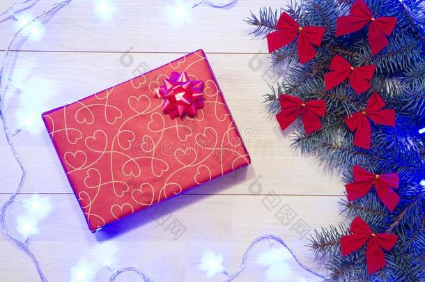 新的年/圣诞节礼物采用包装,树和红色的弓和balls球