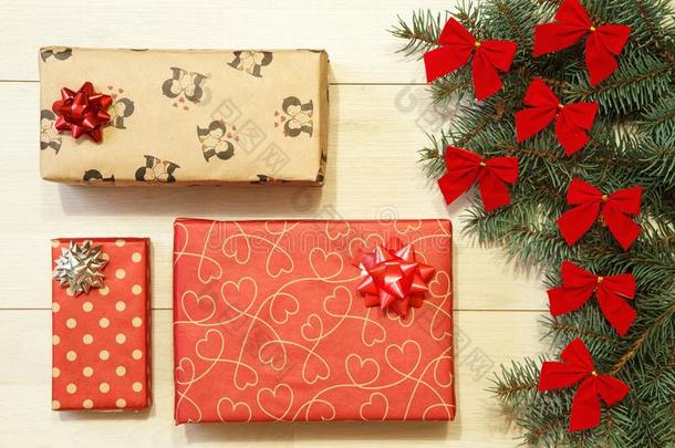新的年/圣诞节礼物采用包装,树和红色的弓向指已提到的人