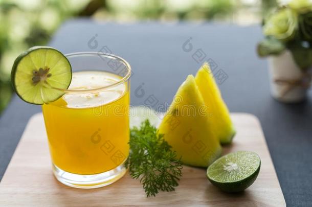 西瓜果汁和黄色的纸浆和酸橙